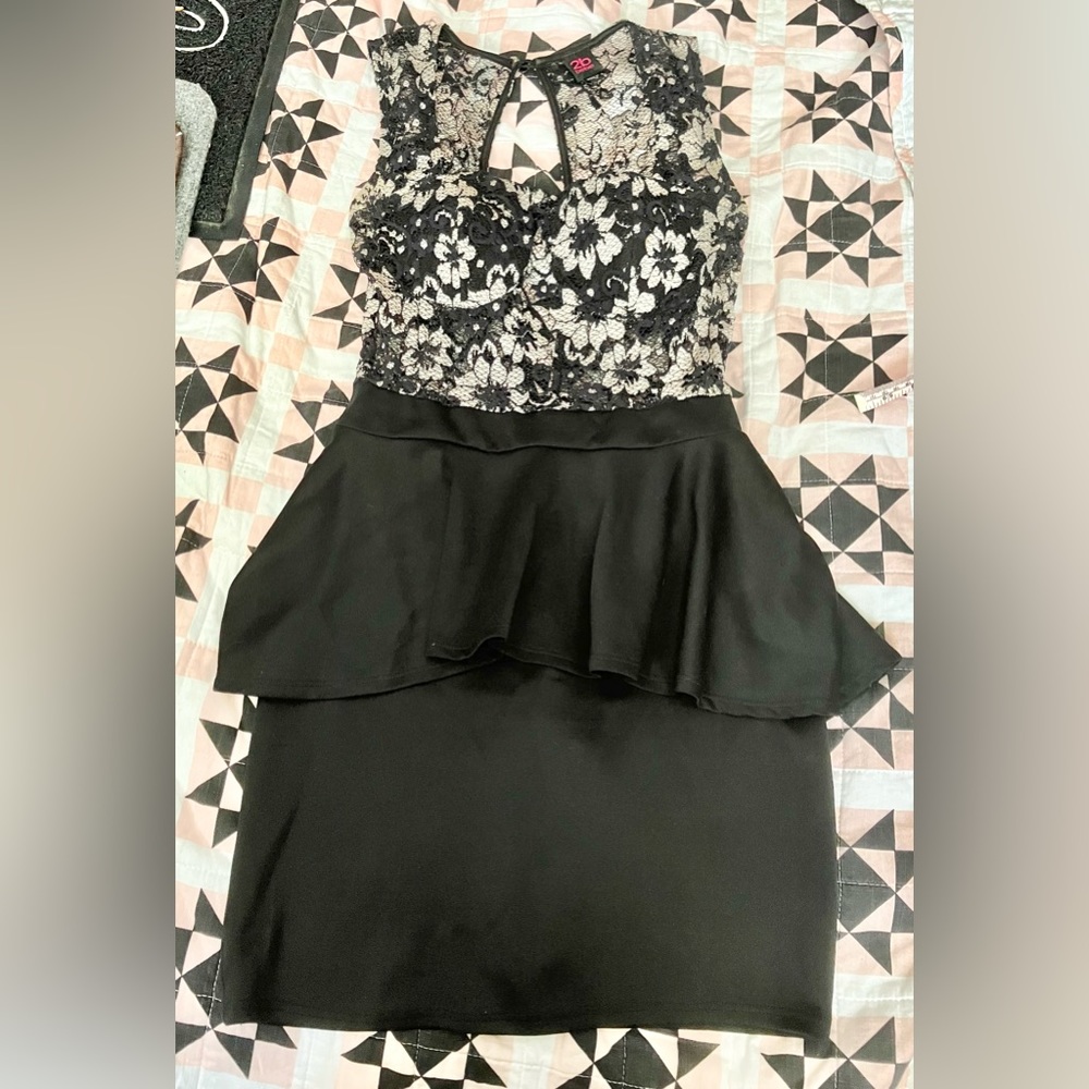 2b bebe Dress black/Nude Lace top with Ruffle/Bustle Ladies Sz M cocktails NM